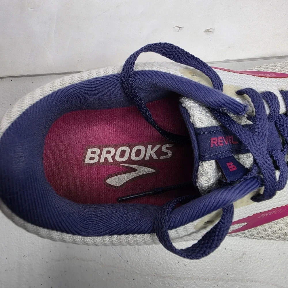 Brooks Revel Womens Tennis Shoes Sneakers Size 7 Off White Pink Purple
